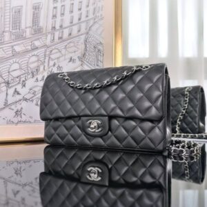 [국내배송]샤넬 클래식 플랩백 미듐 램스킨 블랙 은장 A01112