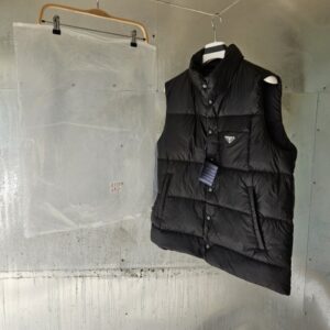 [국내배송]프라다 트라이앵글 로고 패딩 조끼